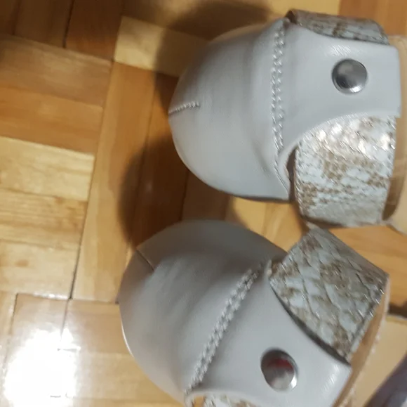 Open -Toe Wedge - Picture 4 of 5